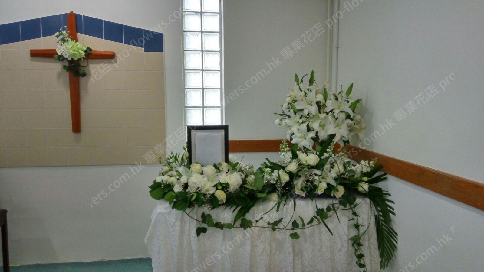 基督教的棺木花球和長枱花佈置：主懷安息禮